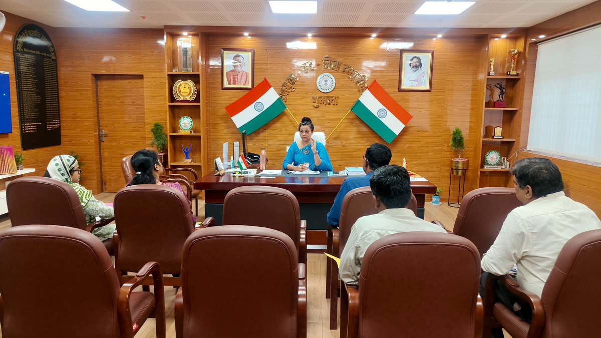 DCGumla's tweet image. 🌾 आज कृषि विभाग की समीक्षा बैठक आयोजित की गई। बैठक में किसानों को ससमय बीज वितरण सुनिश्चित करने, जनकल्याणकारी योजनाओं से शत-प्रतिशत नागरिकों को आच्छादन करने एवं महिलाओं के समूह निर्माण पर विशेष जोर दिया गया।

#Agriculture #SeedDistribution #FarmersWelfare #KCC #PMKSY