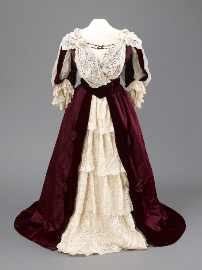 wikivictorian's tweet photo. Evening dress, 1897. Hull Museums. https://t.co/cEj4PCtyFV