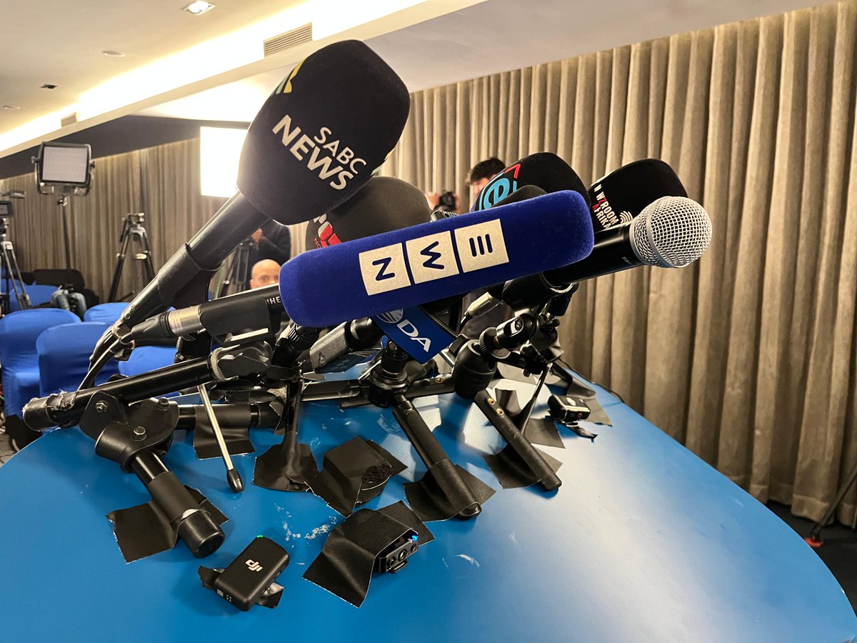 Our_DA's tweet photo. 🔴 [LIVE NOW] Watch as the DA addresses the media and SA on the way forward following the 48 hour ultimatum given to President Ramaphosa to remove compromised and corrupt Ministers from the National Executive.

Broadcast links 🔽

YouTube: https://t.co/zSuloKMWK1

Facebook: https://t.co/Bjkw2mlEZx

#DApresser