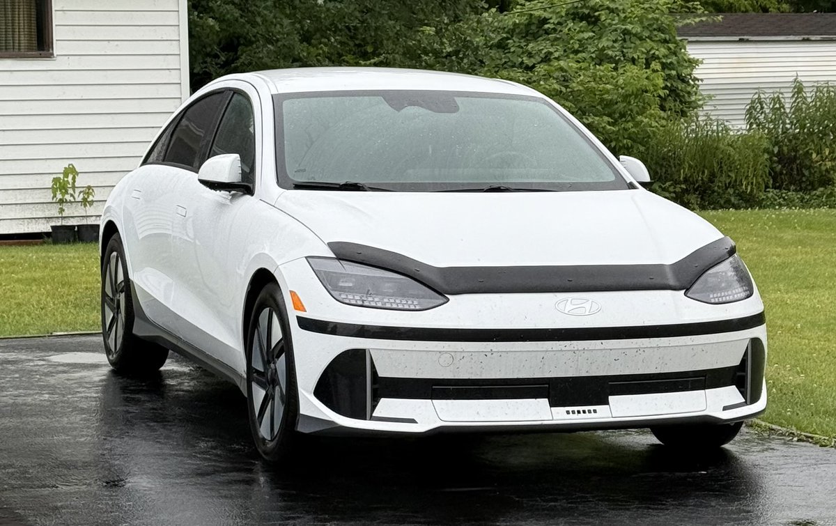 DBretonEMC_MEC's tweet image. Sur ma petite rue ce matin, mes 4 voitures électriques préférées, par ordre numérique:

- Tesla Model 3
- BMW i4
- Hyundai Ioniq 6
- Kia EV6

On peut avoir un léger penchant pour une de ces 4 voitures, mais une chose est sûre, elles sont toutes extrêmement intéressantes.
