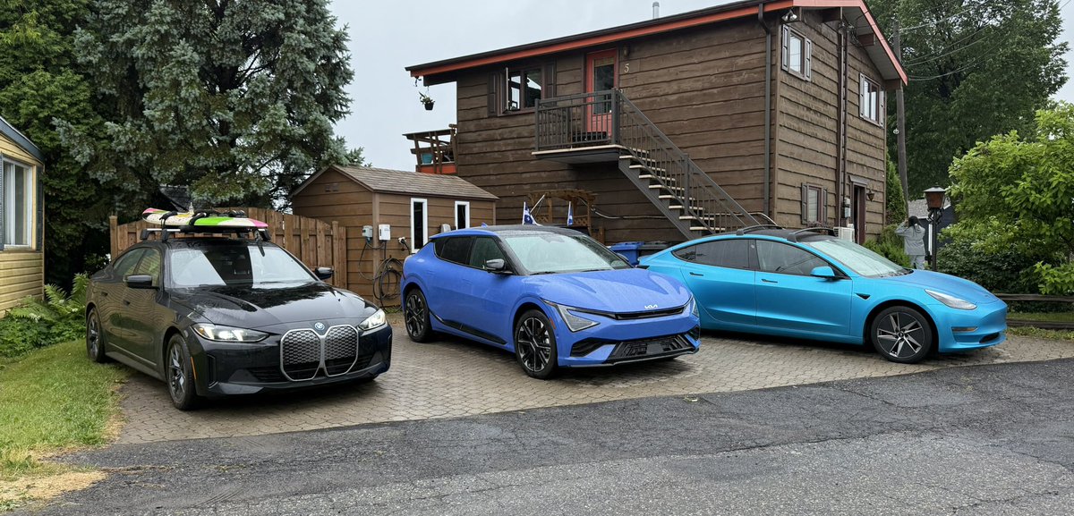 DBretonEMC_MEC's tweet image. Sur ma petite rue ce matin, mes 4 voitures électriques préférées, par ordre numérique:

- Tesla Model 3
- BMW i4
- Hyundai Ioniq 6
- Kia EV6

On peut avoir un léger penchant pour une de ces 4 voitures, mais une chose est sûre, elles sont toutes extrêmement intéressantes.