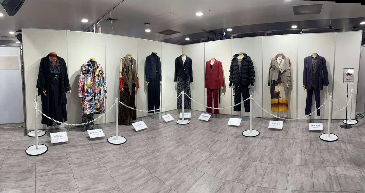 SnowMan衣装展行ってきました⛄️
全体を撮りたいなって思ってたら、後半みんな後ろに協力して下がって、お互い顔見合わせて譲り合って、とっても良い空気になった！行けたのも嬉しかったけど、ファン同士の思いやりが素敵だな💓と思いました💛