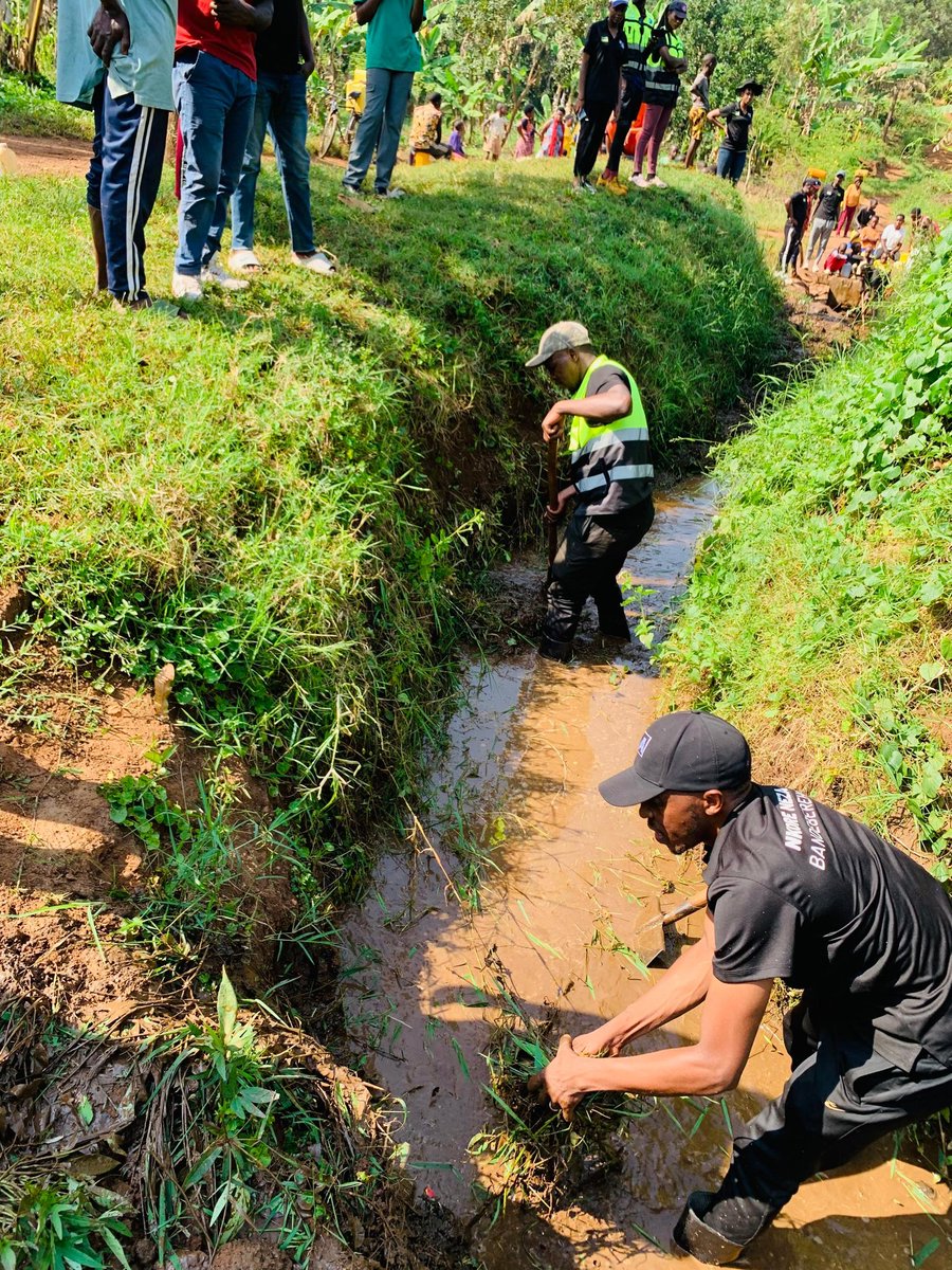 MuyumbuV's tweet photo. Muyumbu sector,
Ibikorwa byakozwe:
1. Gutunganya umuhanda wo muri centre yo ku ivi mu mudugudu wa Gatare 
2. Gutunganya umuyoboro w'ivomero "iriba" rivomeraho abaturage batuye mu kagali ka Bujyujyu na Nyarukombe 
3. Gutunganya umuhanda ugana ku ivomero
4. Ubukangurambaga https://t.co/u7whJKxIQL