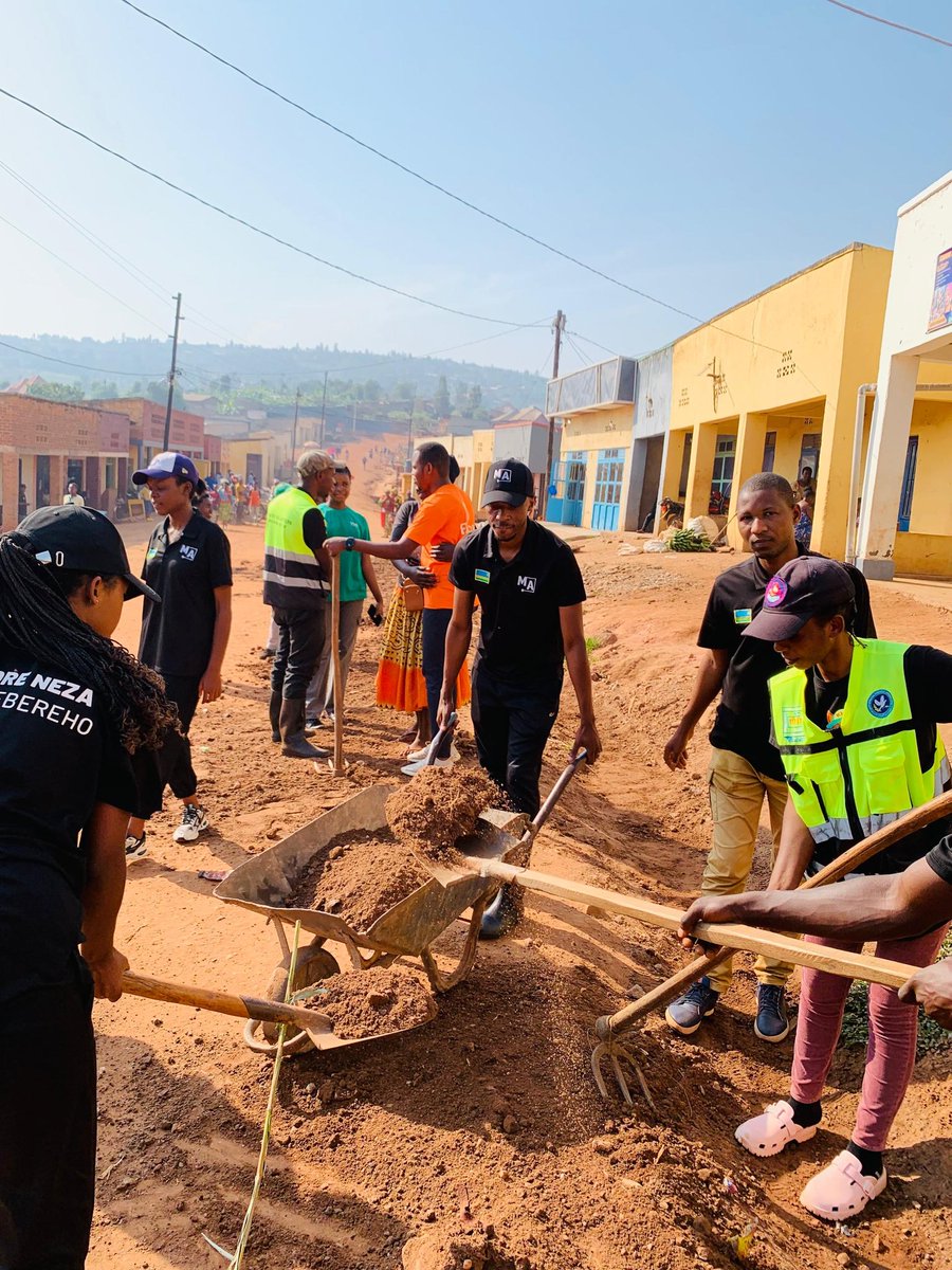MuyumbuV's tweet photo. Muyumbu sector,
Ibikorwa byakozwe:
1. Gutunganya umuhanda wo muri centre yo ku ivi mu mudugudu wa Gatare 
2. Gutunganya umuyoboro w'ivomero "iriba" rivomeraho abaturage batuye mu kagali ka Bujyujyu na Nyarukombe 
3. Gutunganya umuhanda ugana ku ivomero
4. Ubukangurambaga https://t.co/u7whJKxIQL