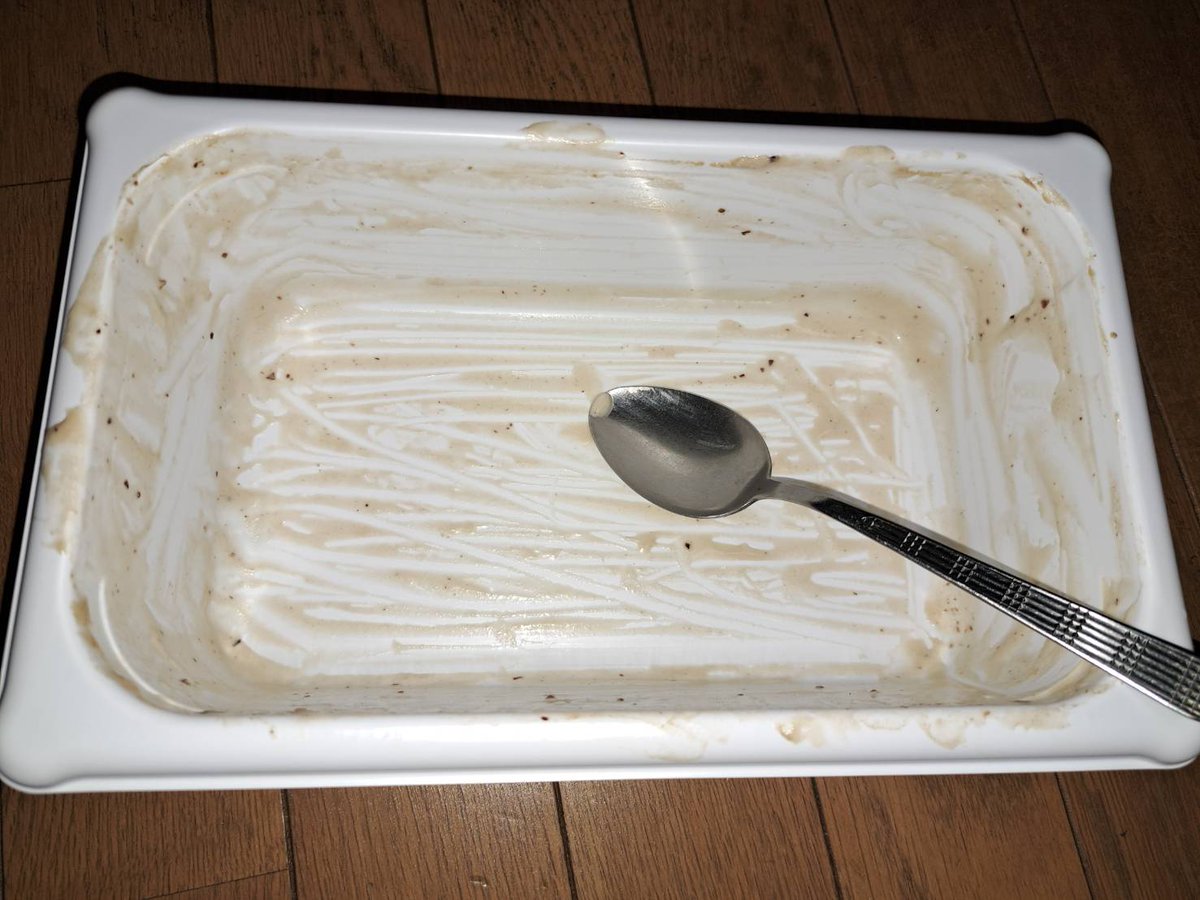 vodka1129jc's tweet photo. 毎年、いただくアイスクリーム🍨
今年も美味しくいただきました！
一時間たらずで😂😂😂

ご馳走さまでした😋
#アイスクリーム
#2000ml
#ご馳走さまでした https://t.co/8ScaoHGLEL