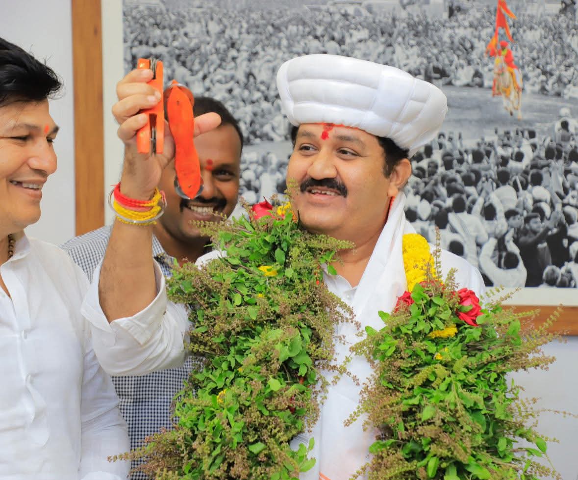 Team_SanjayR's tweet photo. पंढरपूर येथे राज्याचे मृद व जलसंधारण मंत्री तथा यवतमाळ जिल्ह्याचे पालकमंत्री मा. ना. संजयभाऊ राठोड यांचे सोलापूर जिल्ह्यातील शिवसेना जिल्हाप्रमुख मा. सचिन चव्हाण व शिवसेनेचे पदाधिकारी आणि कार्यकर्त्यांनी आदरपूर्वक स्वागत व सत्कार केला.

#Pandharpur #SanjayBhauRathod #ShivSena https://t.co/buoJV3bhKB