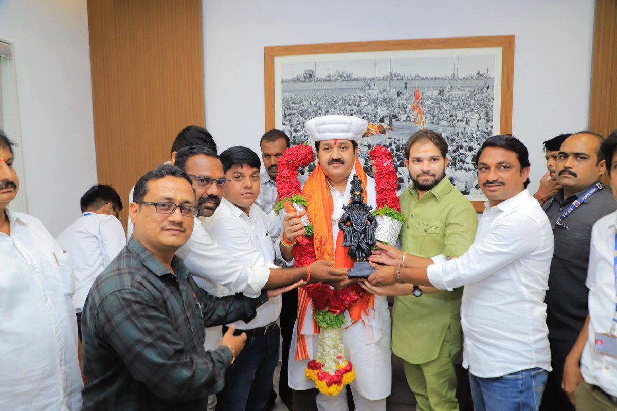 Team_SanjayR's tweet photo. पंढरपूर येथे राज्याचे मृद व जलसंधारण मंत्री तथा यवतमाळ जिल्ह्याचे पालकमंत्री मा. ना. संजयभाऊ राठोड यांचे सोलापूर जिल्ह्यातील शिवसेना जिल्हाप्रमुख मा. सचिन चव्हाण व शिवसेनेचे पदाधिकारी आणि कार्यकर्त्यांनी आदरपूर्वक स्वागत व सत्कार केला.

#Pandharpur #SanjayBhauRathod #ShivSena https://t.co/buoJV3bhKB