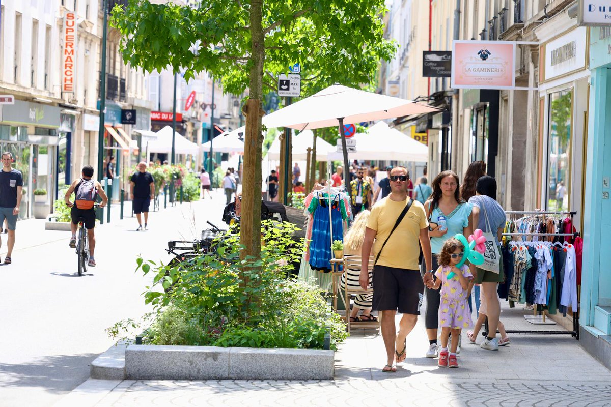 saintmande's tweet image. 🌞L'avenue du Général de Gaulle vibre à nouveau au rythme de la fête aujourd'hui ! 2e samedi de piétonisation qui transforme le centre-ville de #saintmande en véritable terrain de jeux et de promenade.🎈#Animations pour petits et grands et bonnes #affaires chez les commerçants.