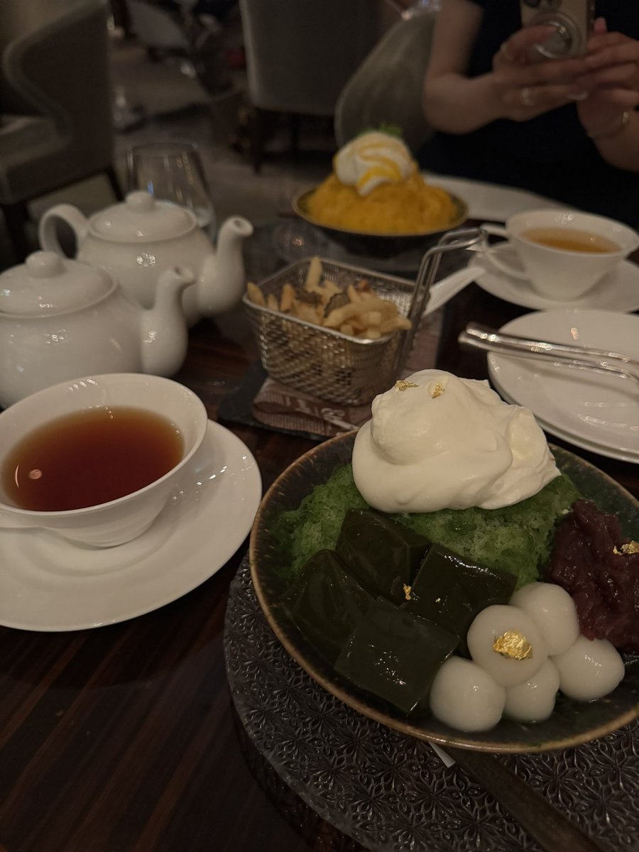 216173y's tweet photo. パレスのかき氷、もう1回食べに行こうかなあ。この時ちょうど隣の席でお仕事終わり？のお姉さんが1人で着席していて美味しそうに🍧頬張ってるのを見て大共感したんだよねえ。お友達にもあなたが食に対してそんなに積極的にうきうきしてるの珍しいって言われた。 https://t.co/2SVkzbBIMX