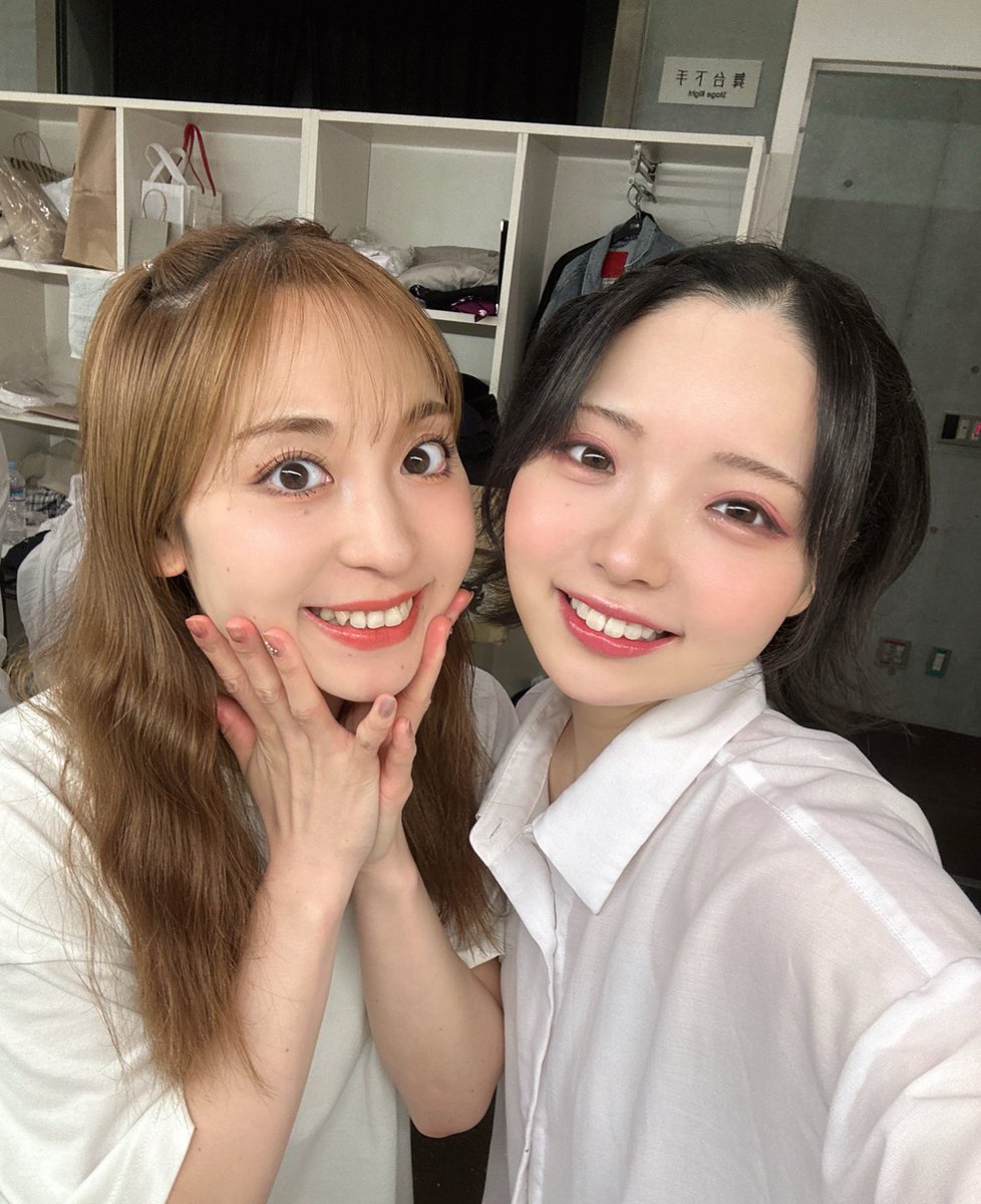 裏で沢山お写真撮ったので大放出‼️

1枚目から
〇〇ファームで働いていそうなお花屋さん

私服がシミラールックみたいだったさくらさん

前日に初めて合わせをしたたけさん

楽屋の席がお隣で沢山お話してくださったあいみさん

🫶🏻