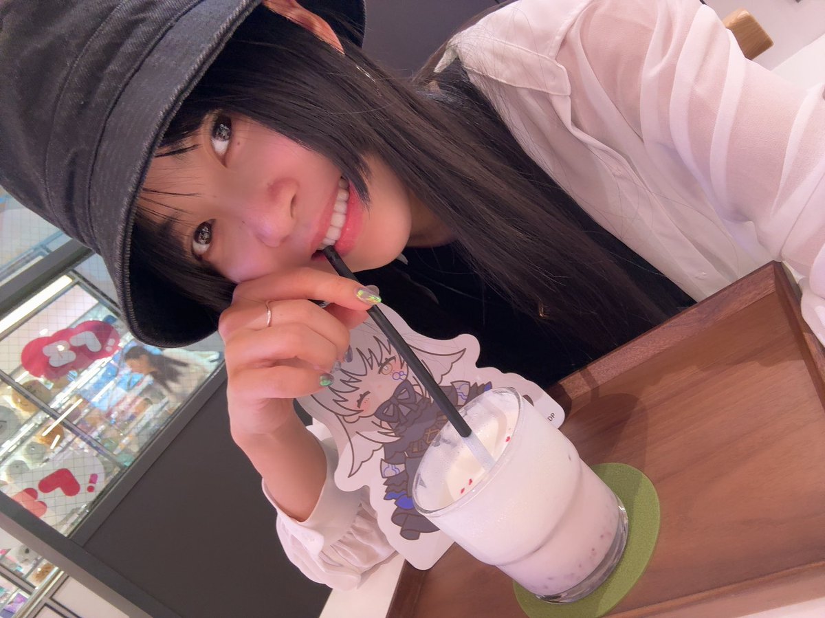 『夢ノ結唱 × ILLUSTAR CAFE』
コラボカフェに行ってきました！✨
ドリンク美味しい〜🤤
限定グッズかわいかった〜日本に持って帰る♡
サインさせていただきましたよん🌹
明日までだったので行けて良かった(^^)
#バンドリ #夢ノ結唱