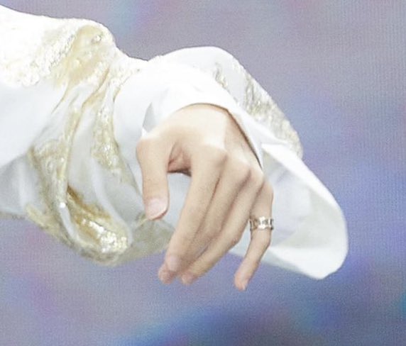 <- 이 손과  이 손이 ->
그렇고 그런 일을 해🫣