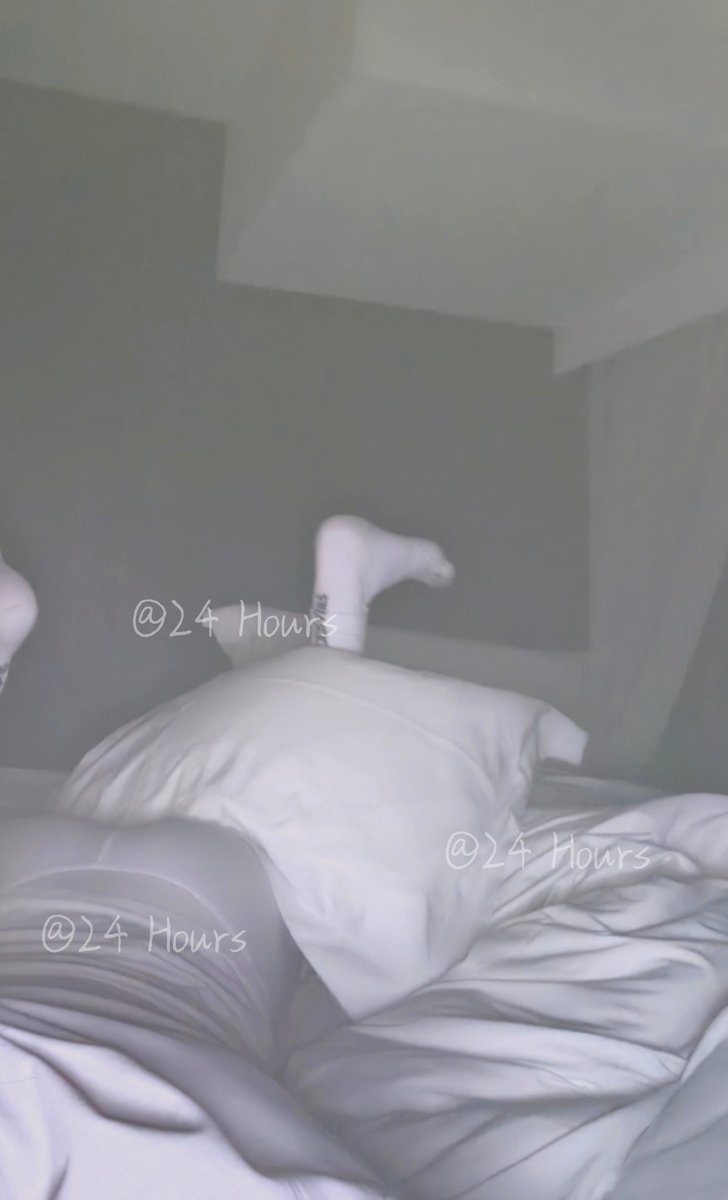 想舔我的屁股还是想闻我的脚？
＃男高 ＃S ＃白袜 ＃高弹 ＃粗口