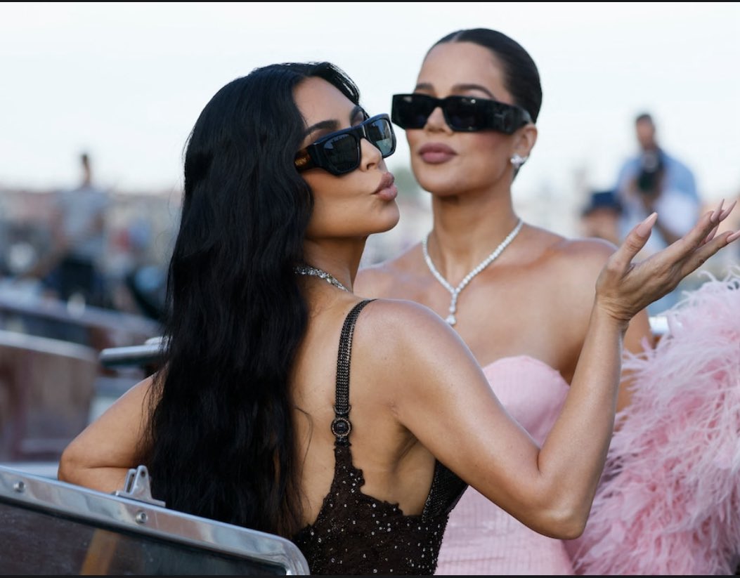 Vuarnet_'s tweet photo. #Bezos #Wedding #Venice #Usher #Kardashians #Trump #Gates
Lauren Sánchez Gives Remarkable Gift in Goodie Bag and Gives First Interview as a Married Woman: "I Feel Like a Princess"
#Bloom #Operah https://t.co/bC1WWAfsUq