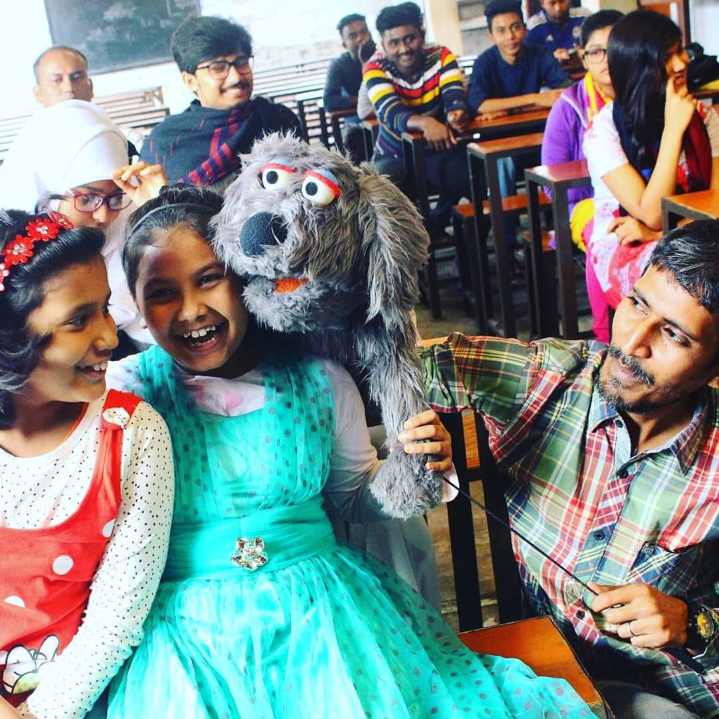 Shuvangkar's tweet photo. পাপেট্রি বিনোদন, কল্পনা, ভাষা ও সামাজিক দক্ষতা বিকাশের আনন্দময় মাধ্যম। @inventorspuppet শিশুদের শেখার ভুবনকে রঙিন করে তোলে গল্প, নাটক ও সৃজনশীল অভিজ্ঞতার মাধ্যমে। পাপেট কথা বলে হাসায় শেখায় শিশুদের করে তোলে আত্মবিশ্বাসী ও কৌতূহলী। https://t.co/0ReWnelB3x