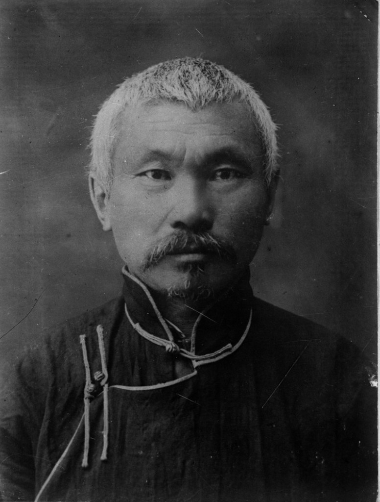 Жамсрангийн Цэвээн

ХХ зууны эхэн үеийн Монголын нийгэм, улс төр, шинжлэх ухааны зүтгэлтэн, соён гэгээрүүлэгч, эрдэмтэн судлаач

1937 оны 8 дугаар сарын 11-нд хилс хэргээр баригдан хоригдож байгаад 1942 он 5 дугаар сарын 4-нд нас барсан.