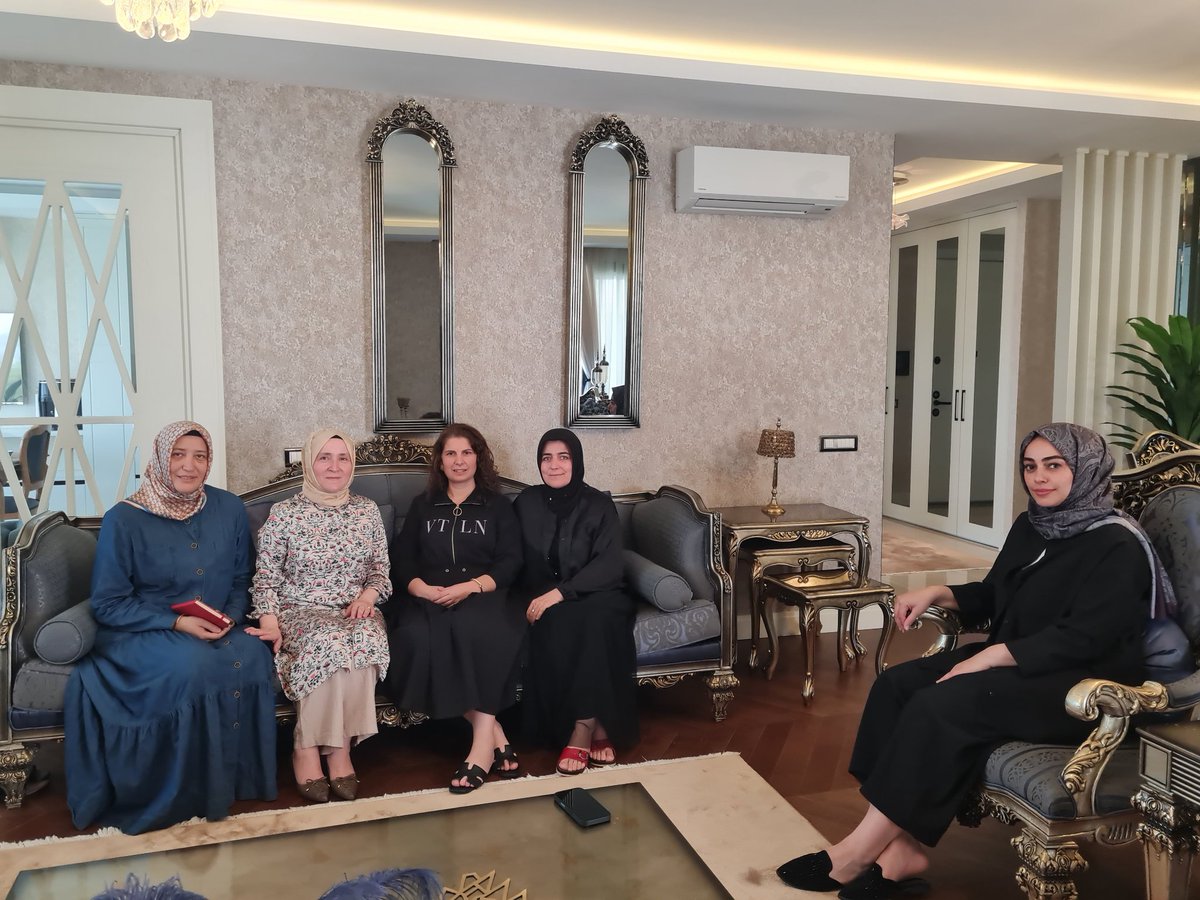 AK Kadın Denizli (@akkadindenizli) on Twitter photo 📍Merkezefendi
Genel Merkez Kadın Kolları MKYK Üyemiz ve İl Koordinatörümüz <a href="/SekerSaduman/">Şaduman ŞEKER🇹🇷</a> ile İl Kadın Kolları Başkanımız <a href="/mnevvertekasla1/">Münevver Tekaslan🇹🇷</a>, İl Kadın Kolları yönetim kurulu üyemiz Sayın Şükran Çetin’in evine misafir oldular. 📍Merkezefendi
Genel Merkez Kadın Kolları MKYK Üyemiz ve İl Koordinatörümüz <a href="/SekerSaduman/">Şaduman ŞEKER🇹🇷</a> ile İl Kadın Kolları Başkanımız <a href="/mnevvertekasla1/">Münevver Tekaslan🇹🇷</a>, İl Kadın Kolları yönetim kurulu üyemiz Sayın Şükran Çetin’in evine misafir oldular.
