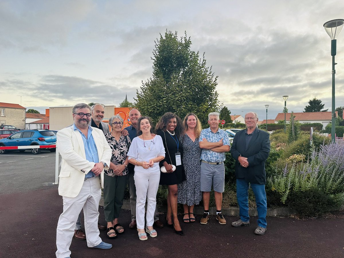reconquete85's tweet image. Un grand merci à tous les présents hier à la réunion des 1re et 2e circonscriptions de Vendée.
Une soirée pleine d’espoir, d’engagement et d’unité autour d’@ZemmourEric et @knafo_sarah Knafo.
La dynamique est lancée, l’équipe Rejoignez le combat pour notre identité🇫🇷