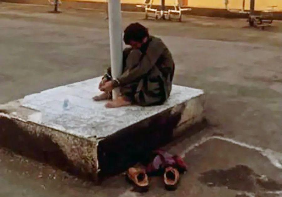 اگه میدونی خدانور ایران رو با لب تشنه بستن به ستون و آب گذاشتن جلوش ولی برای لب تشنه حسین زار میزنی تو یه مادرقحبه بیشتر نیستی!