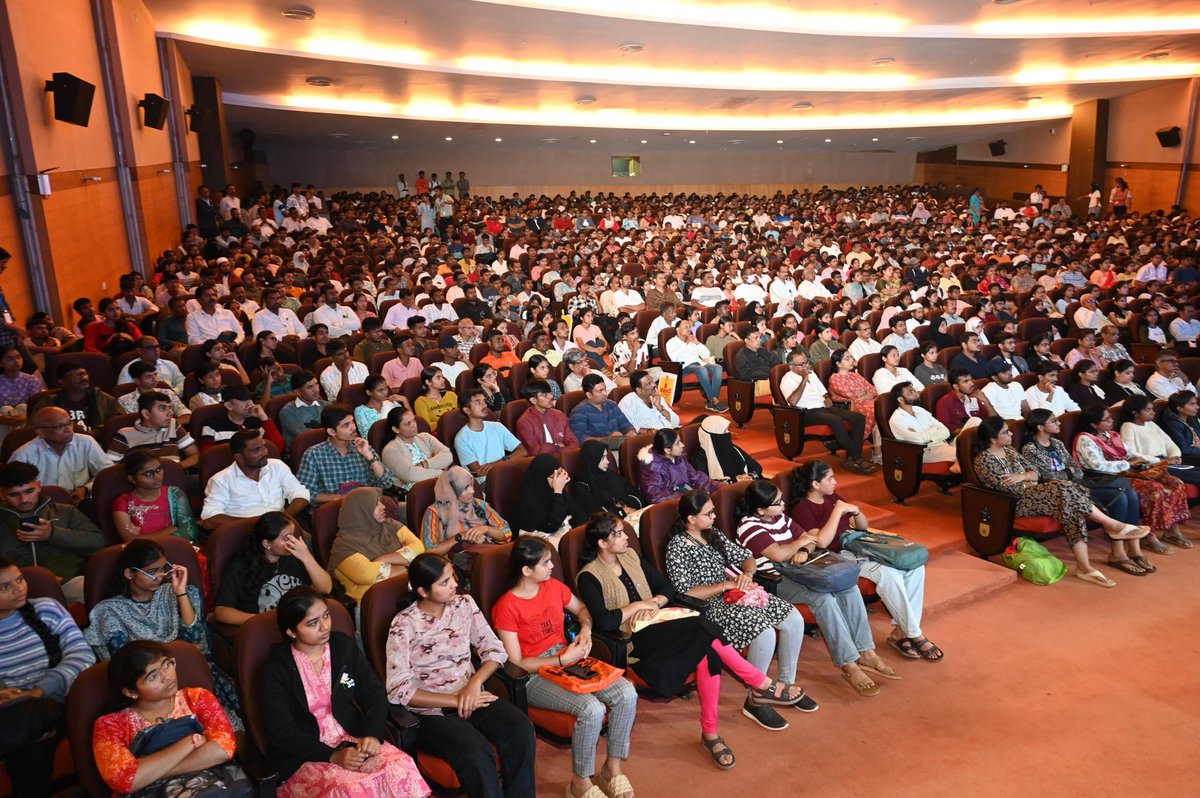 ಕರ್ನಾಟಕ ಪರೀಕ್ಷಾ ಪ್ರಾಧಿಕಾರ KEA (@kea_karnataka) on Twitter photo ರಾಜ್ಯದಲ್ಲಿ ಶನಿವಾರ ನಡೆದ #UGCET-25: ಸೀಟು ಹಂಚಿಕೆ ಮಂಥನ* - ಕಾರ್ಯಾಗಾರಕ್ಕೆ ನಿರೀಕ್ಷೆಗೂ ಮೀರಿ ಸ್ಪಂದನೆ ಸಿಕ್ಕಿದೆ.
16 ಸರ್ಕಾರಿ, 8 ಅನುದಾನಿತ, 6 ವಿಟಿಯು ಸಂಯೋಜಿತ ಎಂಜಿನಿಯರಿಂಗ್ ಕಾಲೇಜುಗಳು ಹಾಗೂ 9 ಜಿಲ್ಲೆಗಳ ಪಾಲಿಟೆಕ್ನಿಕ್ ಕಾಲೇಜುಗಳಲ್ಲಿ #KEA ಆಯೋಜಿಸಿದ್ದ ಕಾರ್ಯಾಗಾರಕ್ಕೆ ಉನ್ನತ ಶಿಕ್ಷಣ ಸಚಿವ <a href="/drmcsudhakar/">Dr MC Sudhakar</a> ಅವರು ರಾಜ್ಯದಲ್ಲಿ ಶನಿವಾರ ನಡೆದ #UGCET-25: ಸೀಟು ಹಂಚಿಕೆ ಮಂಥನ* - ಕಾರ್ಯಾಗಾರಕ್ಕೆ ನಿರೀಕ್ಷೆಗೂ ಮೀರಿ ಸ್ಪಂದನೆ ಸಿಕ್ಕಿದೆ.
16 ಸರ್ಕಾರಿ, 8 ಅನುದಾನಿತ, 6 ವಿಟಿಯು ಸಂಯೋಜಿತ ಎಂಜಿನಿಯರಿಂಗ್ ಕಾಲೇಜುಗಳು ಹಾಗೂ 9 ಜಿಲ್ಲೆಗಳ ಪಾಲಿಟೆಕ್ನಿಕ್ ಕಾಲೇಜುಗಳಲ್ಲಿ #KEA ಆಯೋಜಿಸಿದ್ದ ಕಾರ್ಯಾಗಾರಕ್ಕೆ ಉನ್ನತ ಶಿಕ್ಷಣ ಸಚಿವ <a href="/drmcsudhakar/">Dr MC Sudhakar</a> ಅವರು