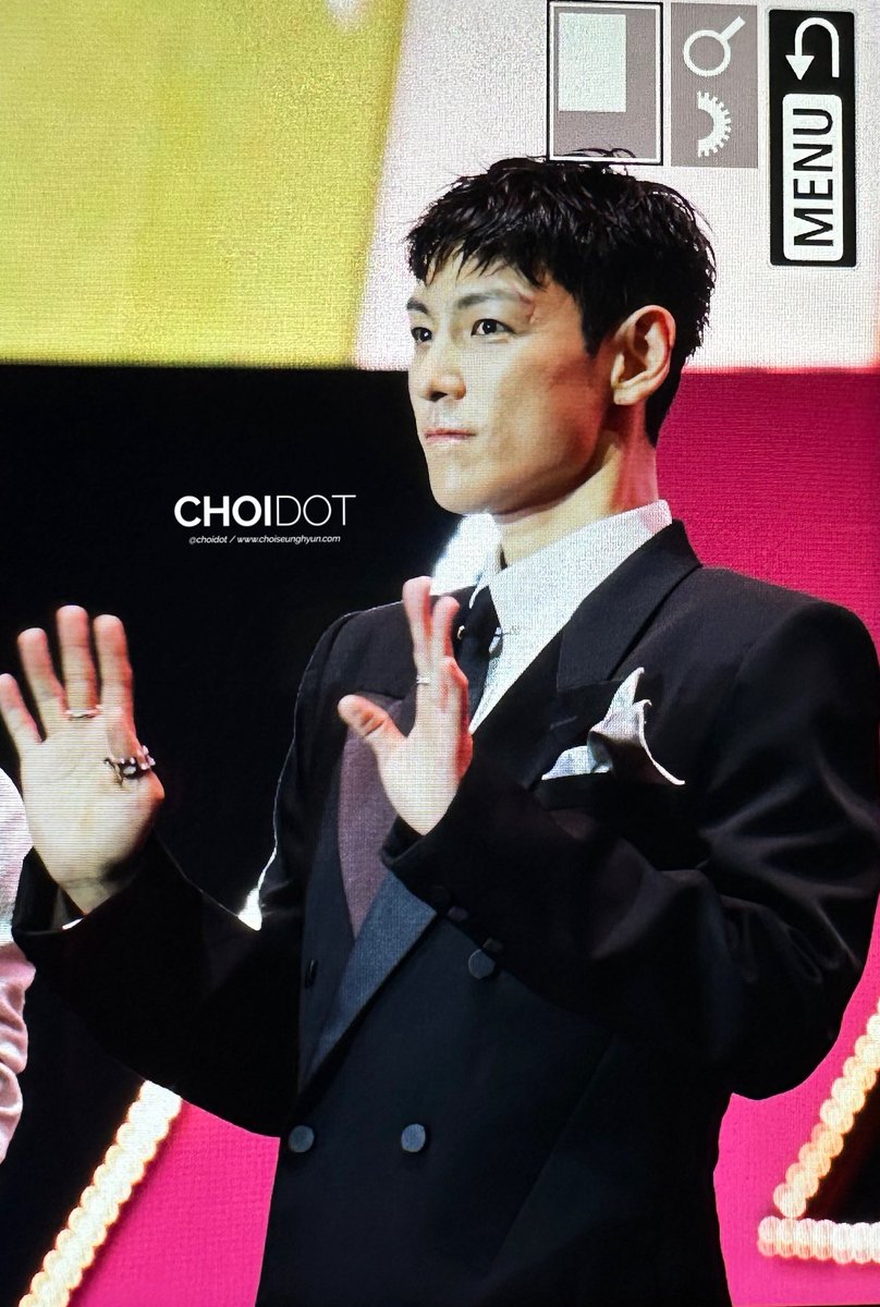 choidot's tweet photo. [PREVIEW] 250628 오징어게임 피날레 팬 이벤트  #최승현 #TOP 
왕자님의 매너손 😇😇😇 

#탑  #TTTOP #CHOISEUNGHYUN #SquidGame https://t.co/dgmmYRLcuB