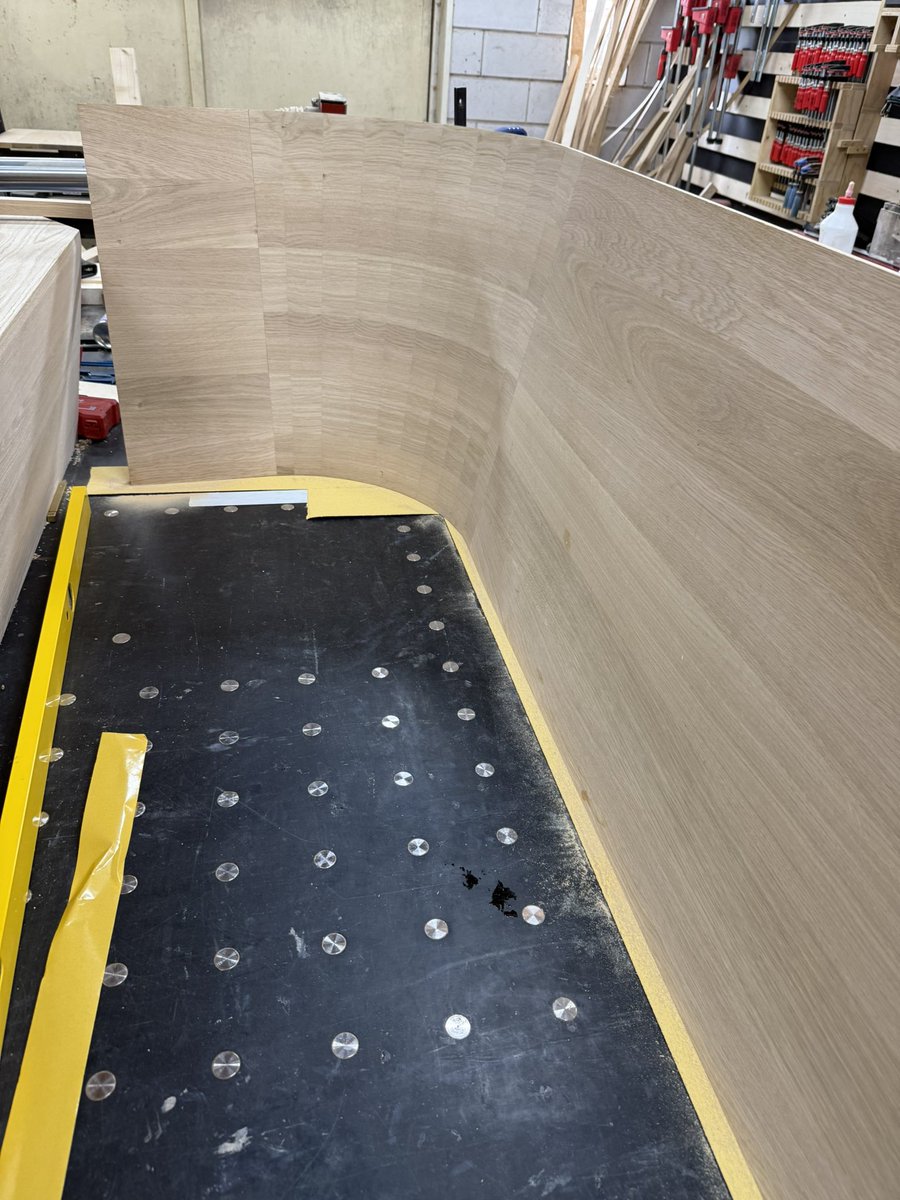 Schuurpapier op vlakke werkbank = vlakke rugleuning 🫶🏼