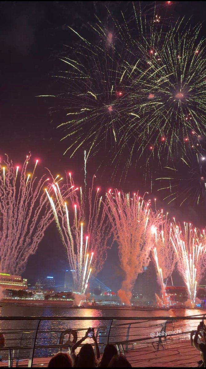 把思念藏在这烟花里，它飞得很高，也许能落在你梦里