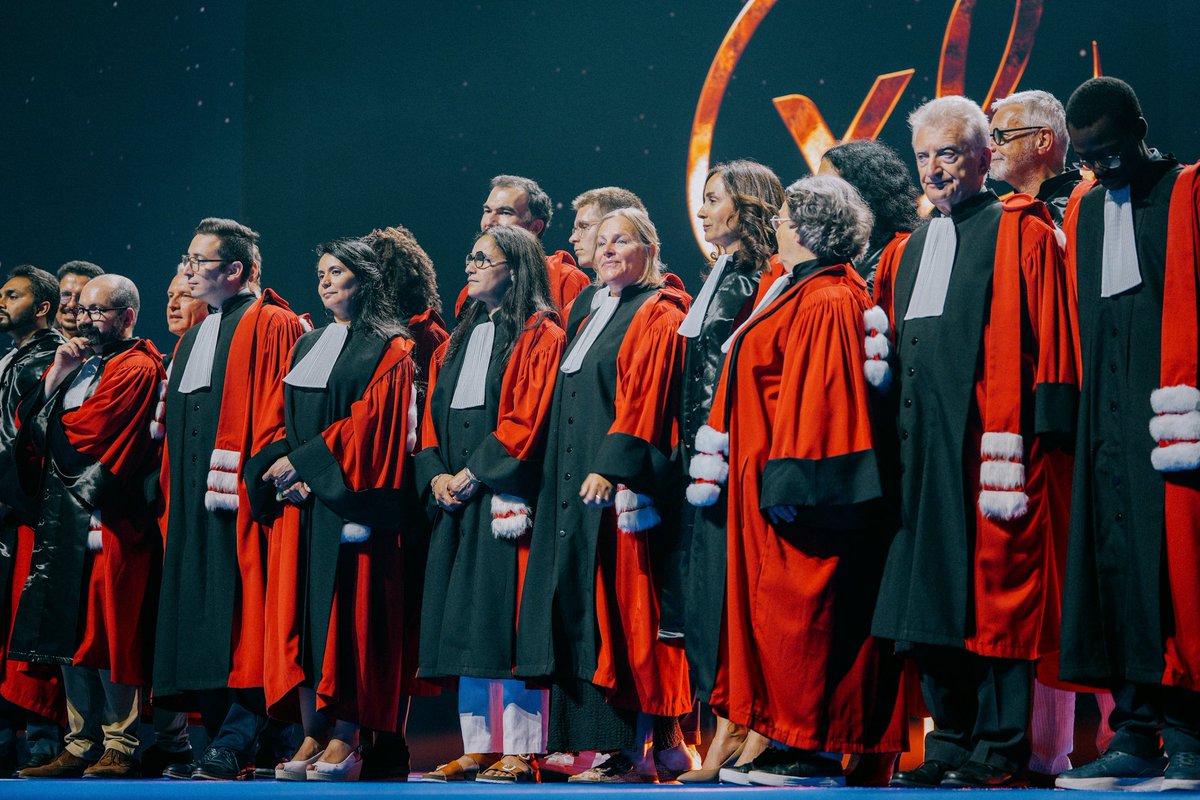 Excelia (@exceliagroup) on Twitter photo [#ExceliaGraduation 🎓 Un hommage appuyé au corps professoral aux côtés de <a href="/fernandes_valer/">Valérie Fernandes</a>, Associate Dean Faculté et #Développement Académique, et <a href="/AbdessemedTA/">Tamym Abdessemed</a>, Dean #Excelia #Business School. Merci à celles et ceux qui incarnent l’exigence, l’engagement et la transmission. 👏 [#ExceliaGraduation 🎓 Un hommage appuyé au corps professoral aux côtés de <a href="/fernandes_valer/">Valérie Fernandes</a>, Associate Dean Faculté et #Développement Académique, et <a href="/AbdessemedTA/">Tamym Abdessemed</a>, Dean #Excelia #Business School. Merci à celles et ceux qui incarnent l’exigence, l’engagement et la transmission. 👏