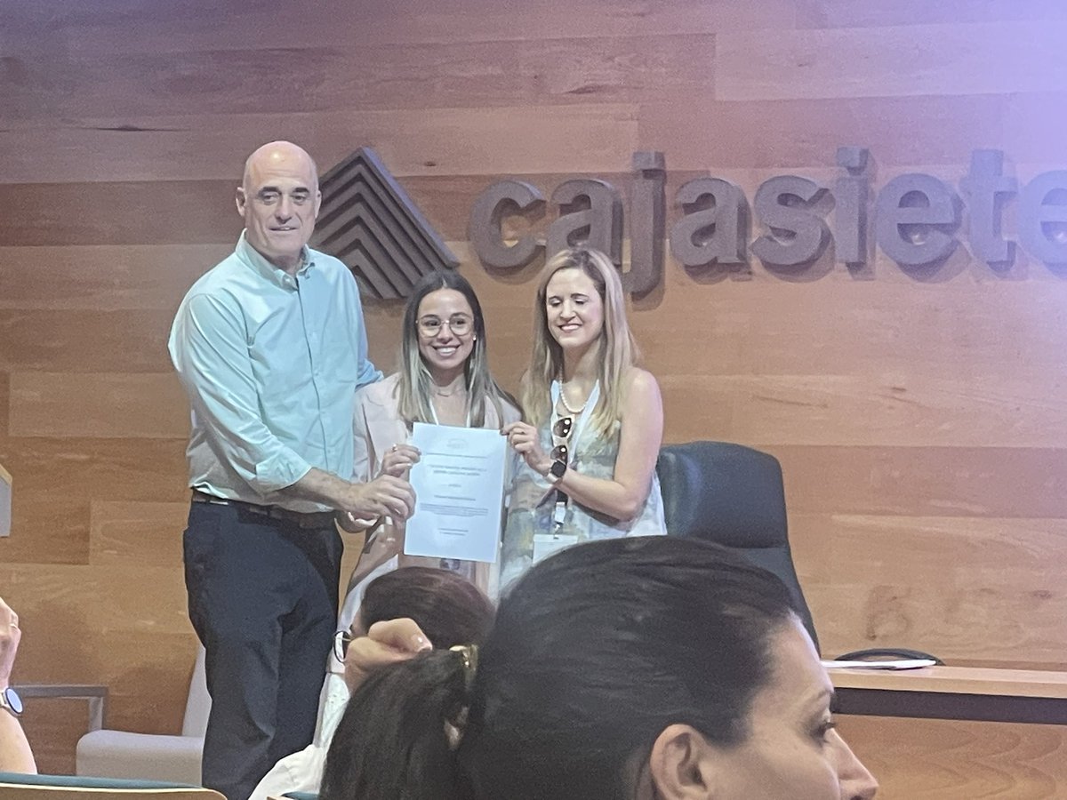 Felicitamos a nuestra residente la Dra. Mirian Valcarcel Herrera por haber ganado el premio a mejor comunicacion en la #SOCANNE 👏👏👏💪💪💪