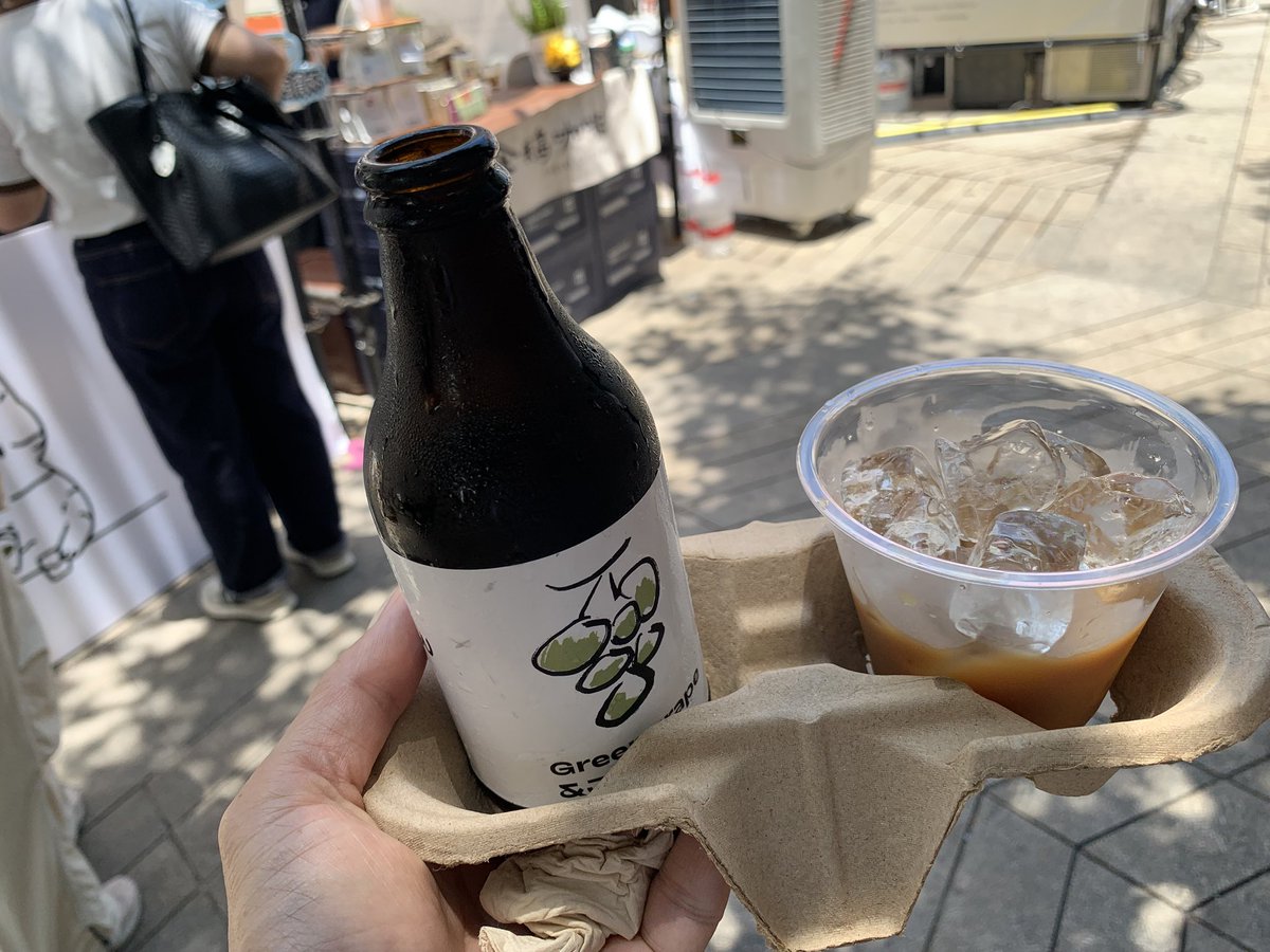 Chine. Un festival du café sous une chaleur de plomb, où des spécialistes du café, en provenance des quatre coins du pays, proposent des saveurs incroyablement innovantes. Malgré les prix, certains sont à plus de 20€/café, de jeunes amateurs n’hésitent pas à les déguster.