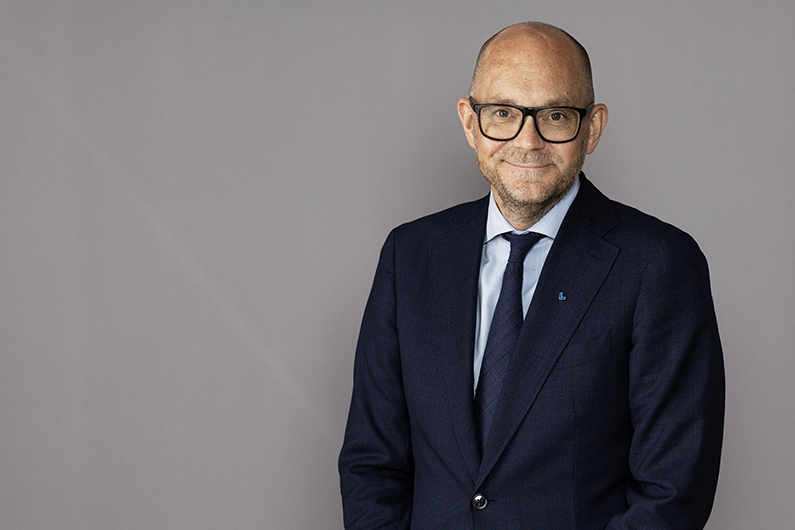 Statsminister Ulf Kristersson har i dag presenterat en ombildning av regeringen. Ny arbetsmarknadsminister är Johan Britz. regeringen.se/pressmeddeland…