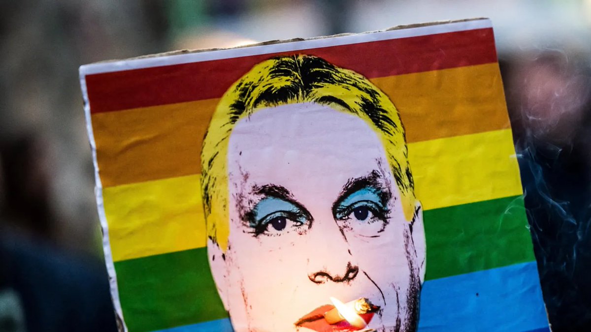 Clare Hart💙💛 (@clarelouhart) on Twitter photo La #Pride est une célébration de l'amour, de l'égalité et de la liberté d'être soi-même🌈
En #Hongrie, cette liberté est menacée.
Bravo au Maire de
#Budapest, <a href="/bpkaracsonyg/">Gergely Karácsony</a>, engagé pour faire vivre la démocratie et les droits fondamentaux en #Hongrie! Vive <a href="/budapestpride/">Budapest Pride</a> 🇭🇺🇪🇺🏳️🌈! La #Pride est une célébration de l'amour, de l'égalité et de la liberté d'être soi-même🌈
En #Hongrie, cette liberté est menacée.
Bravo au Maire de
#Budapest, <a href="/bpkaracsonyg/">Gergely Karácsony</a>, engagé pour faire vivre la démocratie et les droits fondamentaux en #Hongrie! Vive <a href="/budapestpride/">Budapest Pride</a> 🇭🇺🇪🇺🏳️🌈!