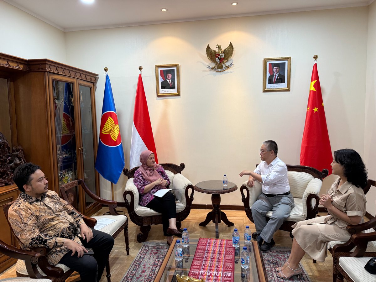 On June 27th, Dr. Ho Yuhui, Asia-Pacific spokesperson of the Taproot Assets Foundation, and Ms. Zhang Chunrong, China regional representative, visited the Indonesian Embassy in Beijing and conducted a cordial and friendly exchange regarding Indonesia's issuance of stablecoins on