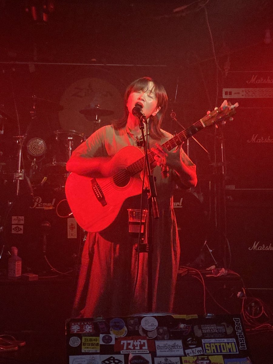 hk_chiko41's tweet photo. 6/27(金)ただいま北海道ツアー中のaroさん(from山梨)。旅をしながら毎日たくさんの人と出逢い、繋がっていく。時には悲しいできごともあるけれど、私たちは生きて、歌う。aroさん、今年も来て歌ってくれてありがとうございました！！#クジラの見る夢 #富良野indie #ちこ企画 #CreativeStudioindie https://t.co/Ey3uqX9UR6