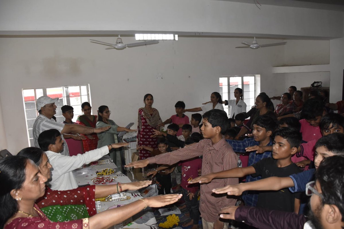 શાળા પ્રવેશોત્સવ અંતર્ગત રાણાવાવ તાલુકાની શાળાઓમાં પ્રવેશ મેળવેલ બાળકો, ગ્રામજનો, આગેવાનો, વાલીઓ તેમજ શિક્ષકો સાથે પર્યાવરણનું જતન કરવાના શપથ ગ્રહણ કરવામાં આવ્યા.
#ShalaPraveshotsav2025
<a href="/CMOGuj/">CMO Gujarat</a> <a href="/mansukhmandviya/">Dr Mansukh Mandaviya</a> <a href="/kunvarjibavalia/">Kunvarji Bavaliya</a> <a href="/GujDCoffice/">Guj DCoffice</a> <a href="/InfoPorbandar/">Info Porbandar GoG</a>