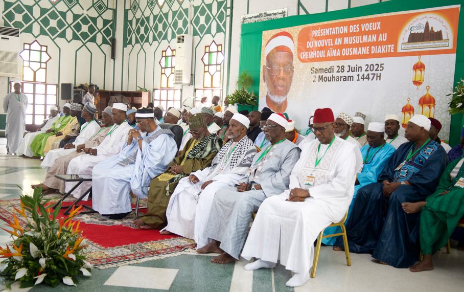 radioalbayane's tweet photo. La communauté musulmane nationale a présenté ce samedi ses vœux de nouvel an 1447 Hégire au Cheick Aïma Ousmane Diakité. Le président du #COSIM a décliné, dans son discours, son plan d’actions et sa vision pour l’année 1447 hégire.
#hegire #nouvelan #albayane https://t.co/pnNVS33Cjv