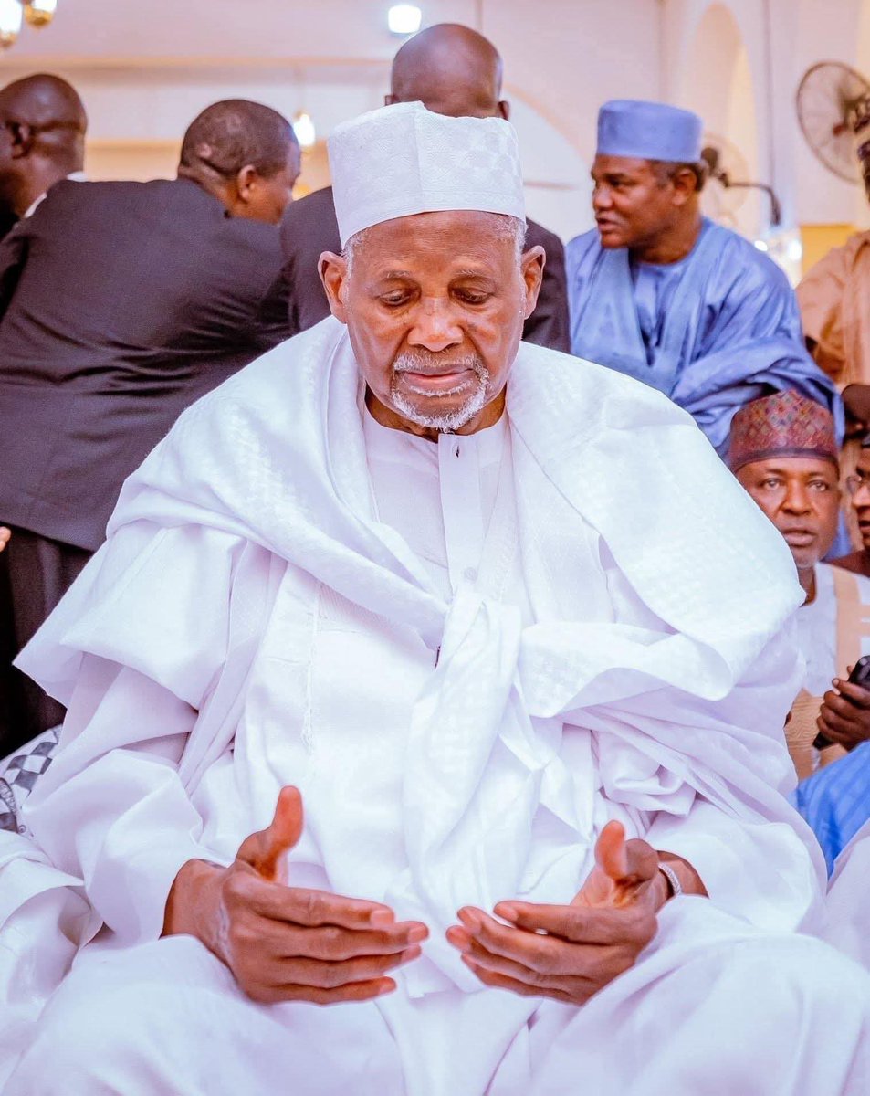 The last of kind. 💔

Nothing he wanted more than to be buried in Madinah Al Munnawarah, and Alhamdulilah the authorities of Saudi Arabia will grant his wish.

May his soul rest in eternal peace, and may Jannantul Firdaus be his final abode.