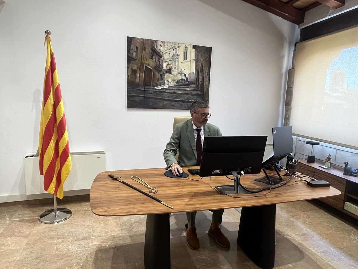 Josep Maria Raduà🎗 (@josepmradua) on Twitter photo Avui l’amic <a href="/MarcVinya/">Marc Vinya</a> ha estat elegit Alcalde de Montblanc. Li desitjo sort i encerts, perquè dedicació, compromís i vocació de servei no li falta. Que amb el seu equip continuïn la tasca iniciada fa dos anys, posant les persones al centre. Un goig haver-lo pogut acompanyar! Avui l’amic <a href="/MarcVinya/">Marc Vinya</a> ha estat elegit Alcalde de Montblanc. Li desitjo sort i encerts, perquè dedicació, compromís i vocació de servei no li falta. Que amb el seu equip continuïn la tasca iniciada fa dos anys, posant les persones al centre. Un goig haver-lo pogut acompanyar!