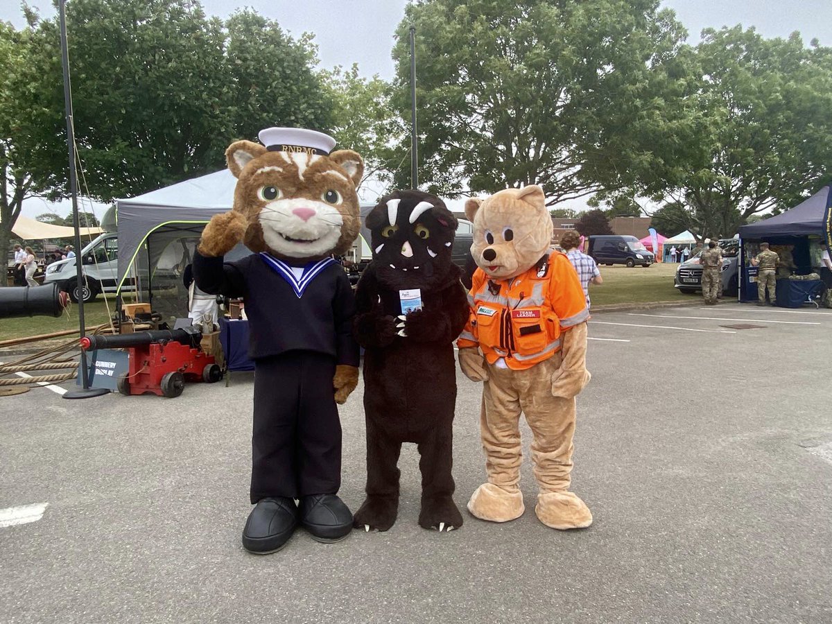 HANTSAR's tweet image. Whilst the team down at @HMS_Collingwood open day are busy on the stall, HANTSAR’s Rescue Bear is catching up with friends Nelson The Cat & The Gruffalo! 🐱👹🐻🧡