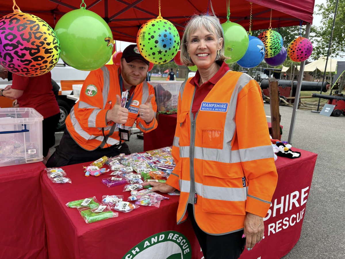 HANTSAR's tweet image. Whilst the team down at @HMS_Collingwood open day are busy on the stall, HANTSAR’s Rescue Bear is catching up with friends Nelson The Cat & The Gruffalo! 🐱👹🐻🧡
