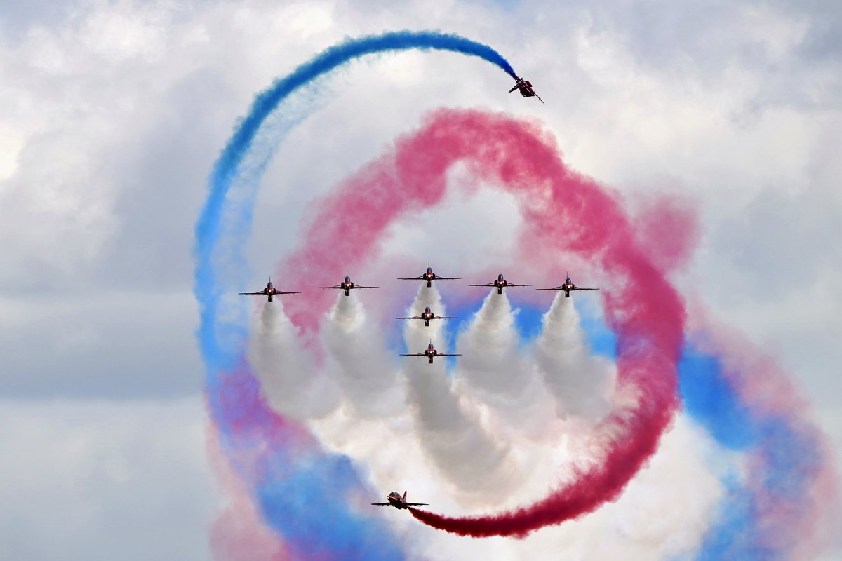jjgiddens's tweet image. The Red Arrows display over the beach in Cleethorpes, Lincolnshire as the country marks Armed Forces Day, an annual celebration to commemorate the service of men and women in the British Armed Forces