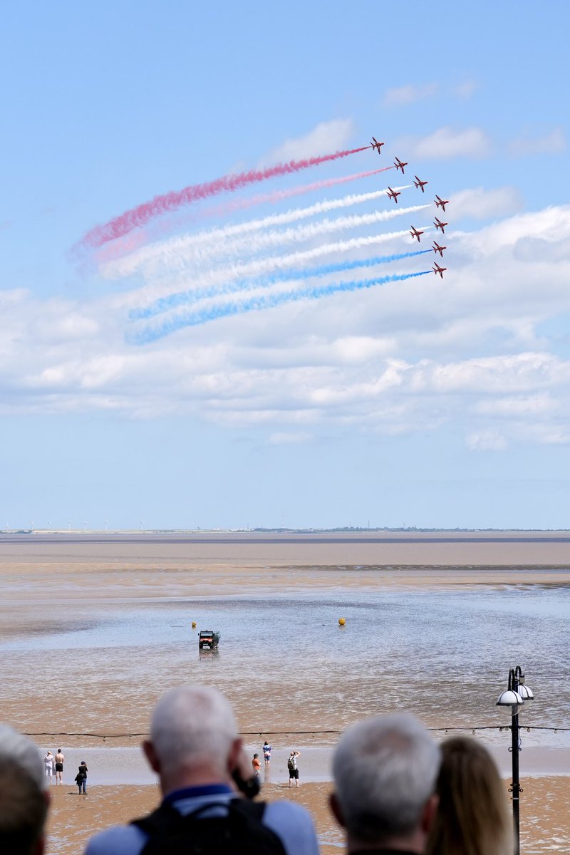 jjgiddens's tweet image. The Red Arrows display over the beach in Cleethorpes, Lincolnshire as the country marks Armed Forces Day, an annual celebration to commemorate the service of men and women in the British Armed Forces