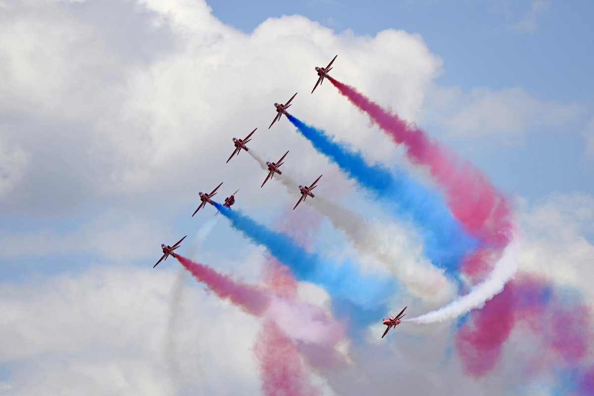 jjgiddens's tweet image. The Red Arrows display over the beach in Cleethorpes, Lincolnshire as the country marks Armed Forces Day, an annual celebration to commemorate the service of men and women in the British Armed Forces