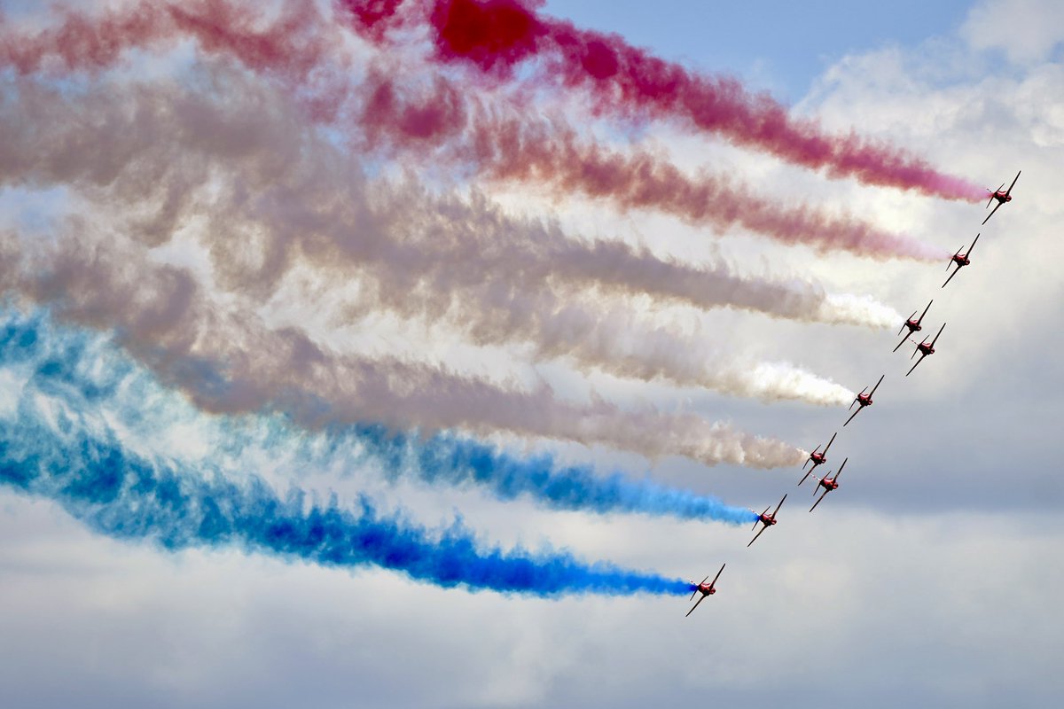 jjgiddens's tweet image. The Red Arrows display over the beach in Cleethorpes, Lincolnshire as the country marks Armed Forces Day, an annual celebration to commemorate the service of men and women in the British Armed Forces