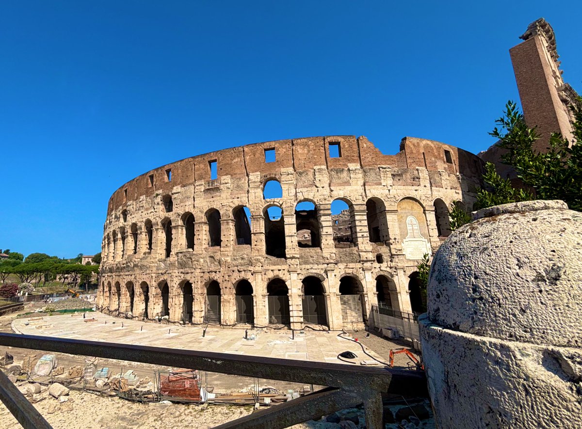 lunaborincana's tweet photo. Roma ♥️♥️♥️ Italia #mobilephotography #ThePhotoHour #arquitectura #architecture #photography  #Italia #Roma #streetphotography #ColiseodeRoma  #fotografía https://t.co/Jgn76pCBoi