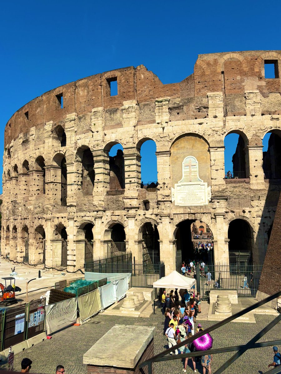 lunaborincana's tweet photo. Roma ♥️♥️♥️ Italia #mobilephotography #ThePhotoHour #arquitectura #architecture #photography  #Italia #Roma #streetphotography #ColiseodeRoma  #fotografía https://t.co/Jgn76pCBoi