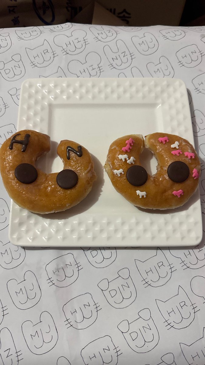 cho49210's tweet image. 도넛사서 급하게 꾸며봤어요 🍩🍩
나중에 이쁘게 해볼게요..