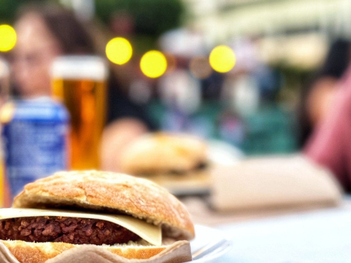 🎉 Berga va inaugurar ahir la temporada estival amb un esdeveniment festiu a les piscines municipals.

🩴 L’àrea d’Esports de l’Ajuntament de Berga va programar una tarda de jocs aquàtics per a infants i joves, sopar a la fresca i concert a la zona esportiva Toni Sabata.