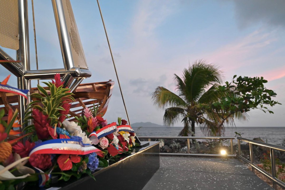 MIRALLESMP's tweet photo. À Trois-Rivières, en Guadeloupe, ce n’est pas un simple monument que nous avons inauguré.
C’est une borne contre l’oubli. Un sémaphore dressé dans la mer du doute.
Un hommage à ces Antillais et Guyanais qui, dans la nuit et par les flots, ont fait le choix du refus.

Ils étaient dockers, lycéens, pêcheurs, instituteurs.
Ils ont ramé vers la Dominique, Sainte-Lucie, pour rejoindre la France libre.
Pas pour fuir — mais pour se battre.
Pour la République. Pour une certaine idée de la France.

La dissidence antillaise n’est pas une parenthèse. C’est un chapitre entier de la Libération. Et c’est l’honneur de la République que de le reconnaître enfin.