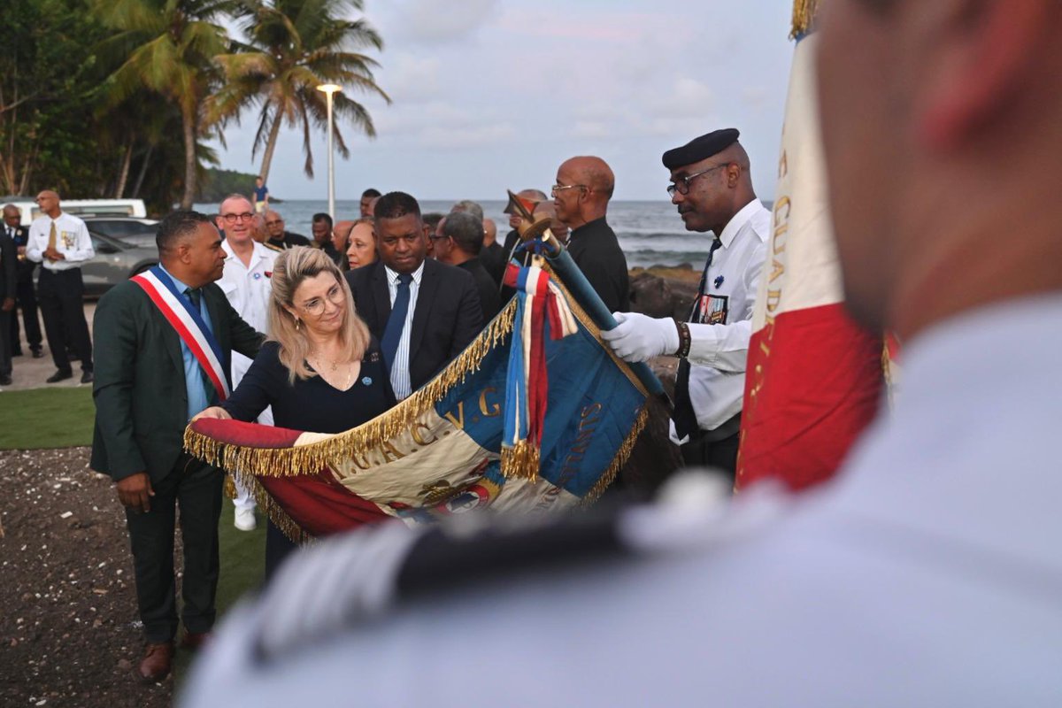MIRALLESMP's tweet photo. À Trois-Rivières, en Guadeloupe, ce n’est pas un simple monument que nous avons inauguré.
C’est une borne contre l’oubli. Un sémaphore dressé dans la mer du doute.
Un hommage à ces Antillais et Guyanais qui, dans la nuit et par les flots, ont fait le choix du refus.

Ils étaient dockers, lycéens, pêcheurs, instituteurs.
Ils ont ramé vers la Dominique, Sainte-Lucie, pour rejoindre la France libre.
Pas pour fuir — mais pour se battre.
Pour la République. Pour une certaine idée de la France.

La dissidence antillaise n’est pas une parenthèse. C’est un chapitre entier de la Libération. Et c’est l’honneur de la République que de le reconnaître enfin.